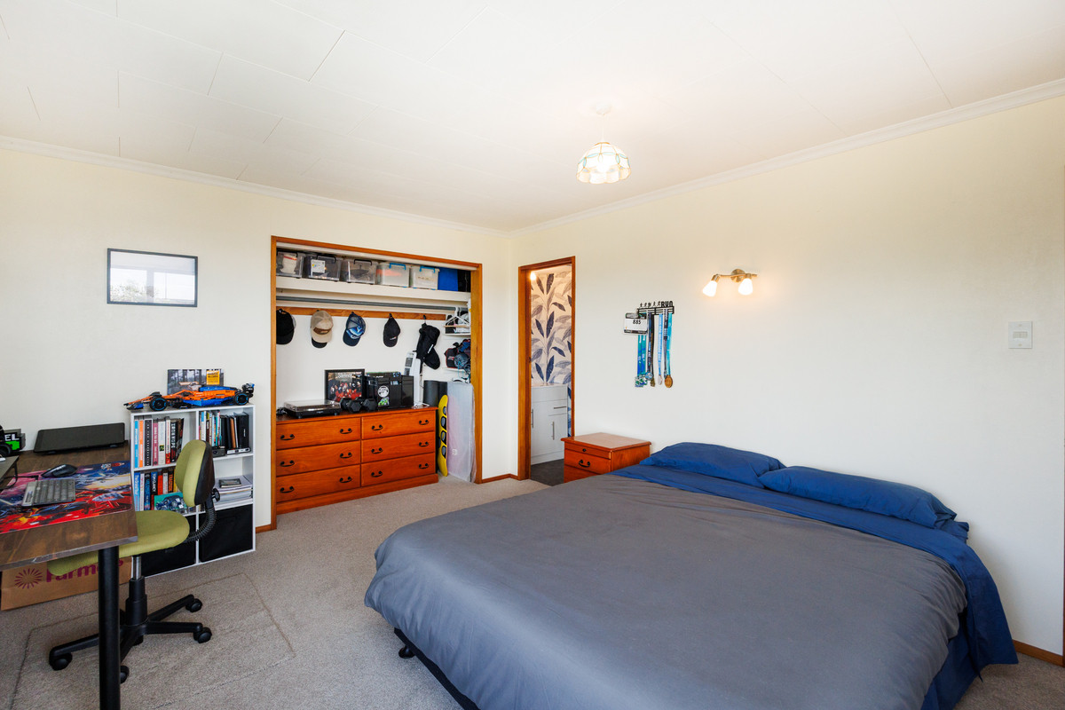 Sunny, Easy Living, Central Location!