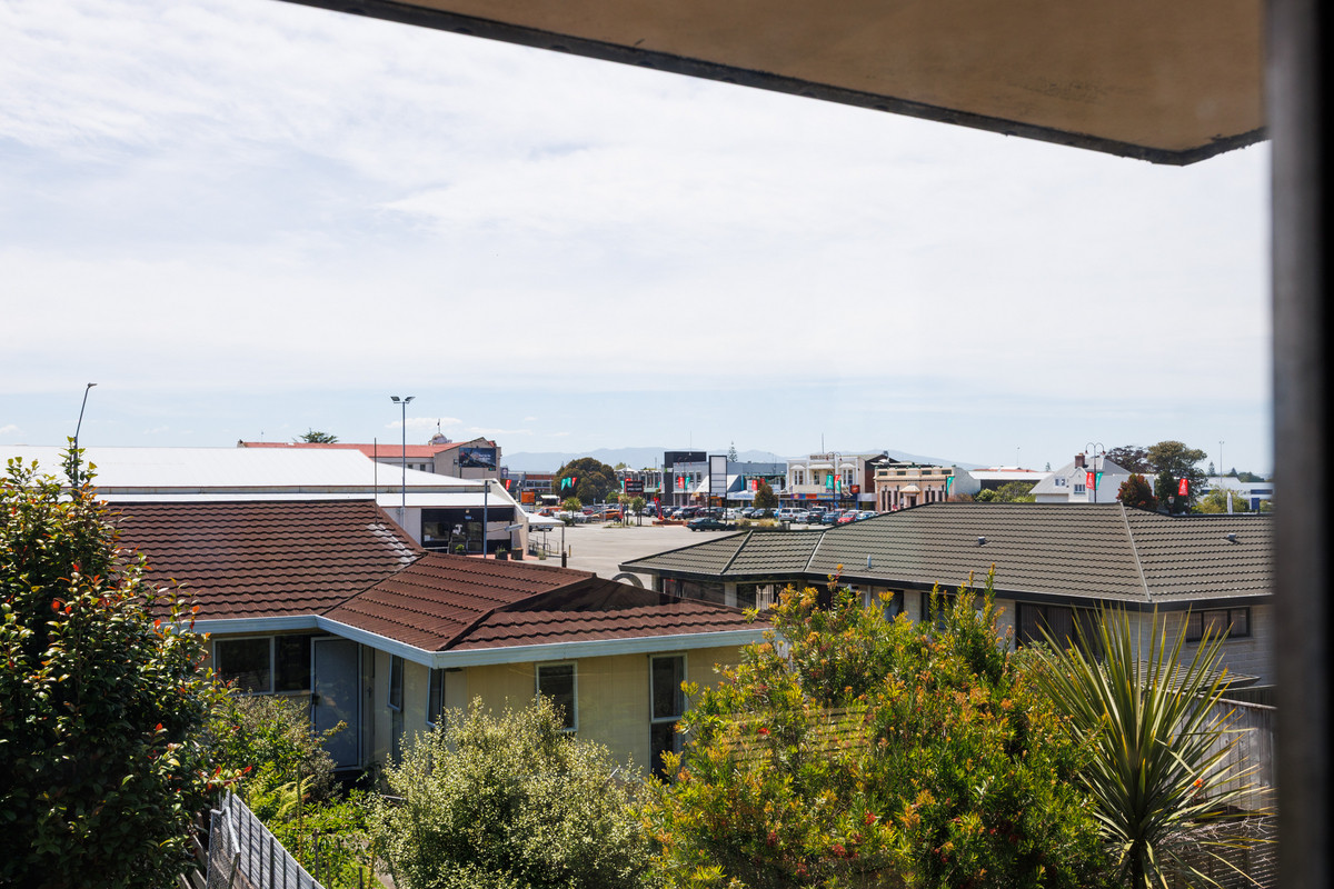 Sunny, Easy Living, Central Location!