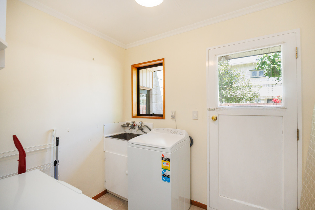 Sunny, Easy Living, Central Location!