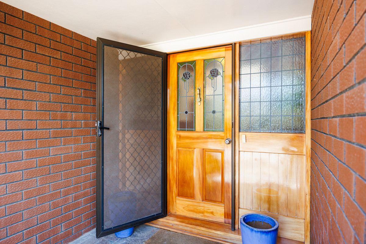 Sunny, Easy Living, Central Location!