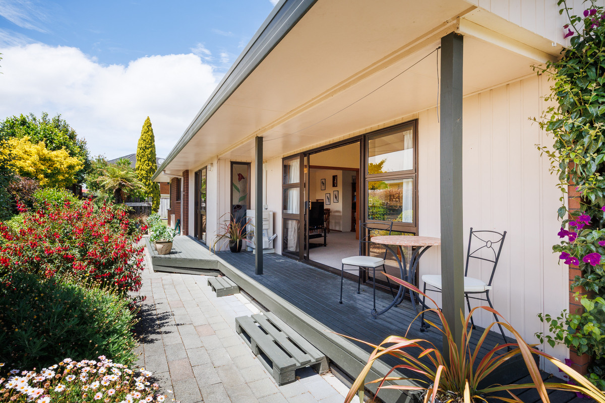 Sunny, Easy Living, Central Location!