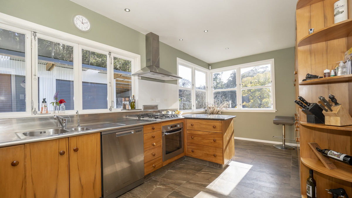 Looking For A Home For A Large Family, Horses & Hounds?