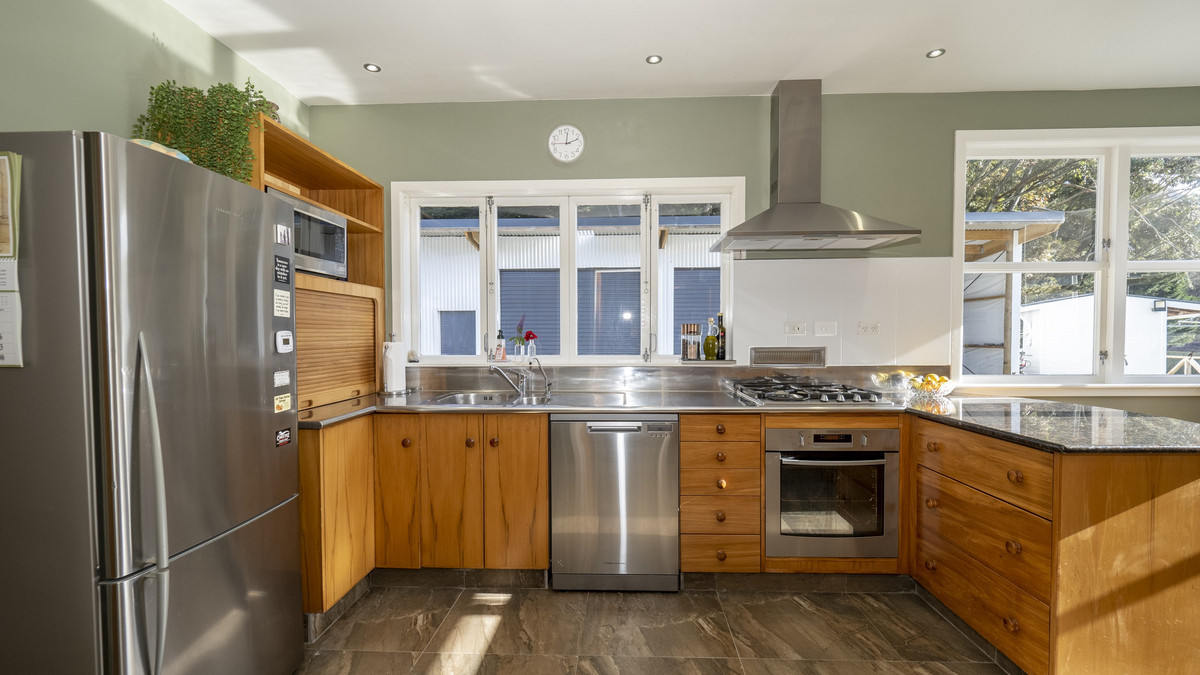 Looking For A Home For A Large Family, Horses & Hounds?