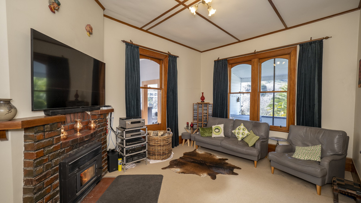 Looking For A Home For A Large Family, Horses & Hounds?