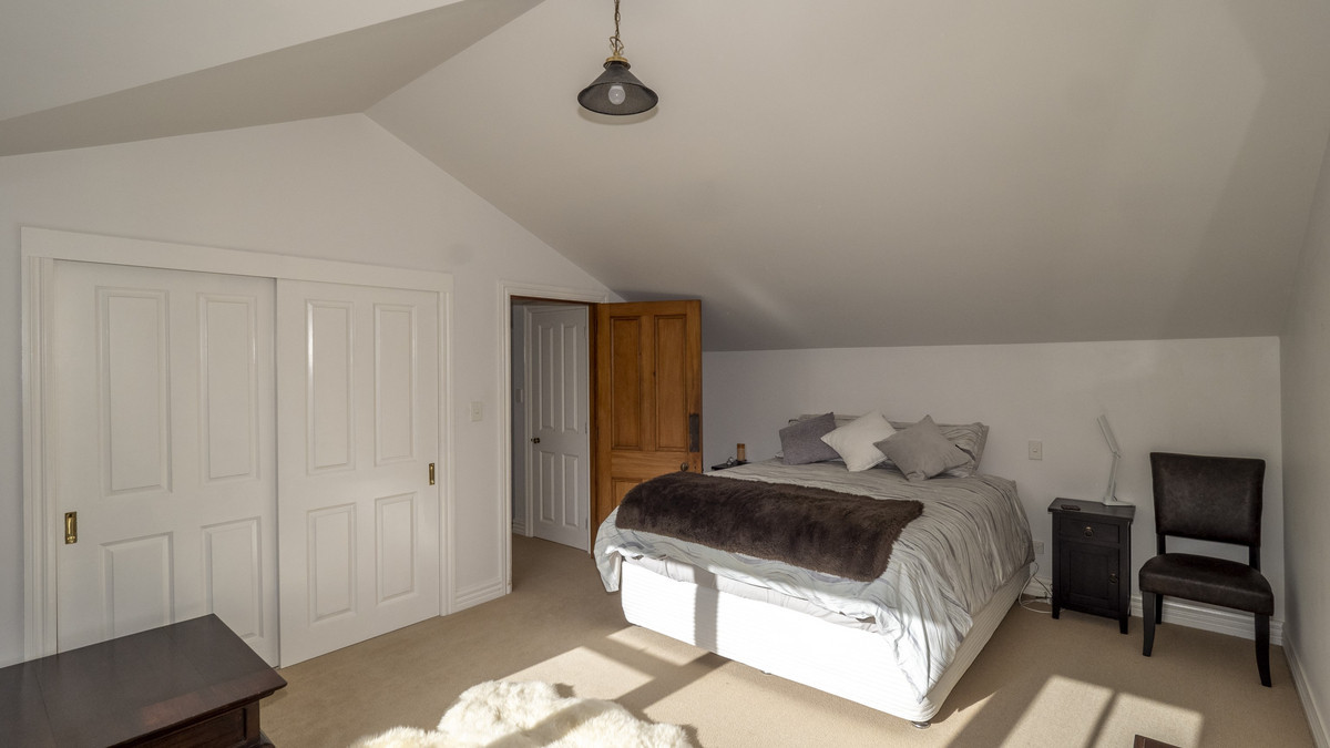 Looking For A Home For A Large Family, Horses & Hounds?