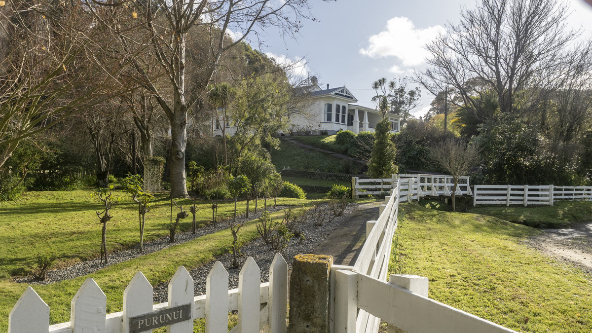 Looking For A Home For A Large Family, Horses & Hounds?