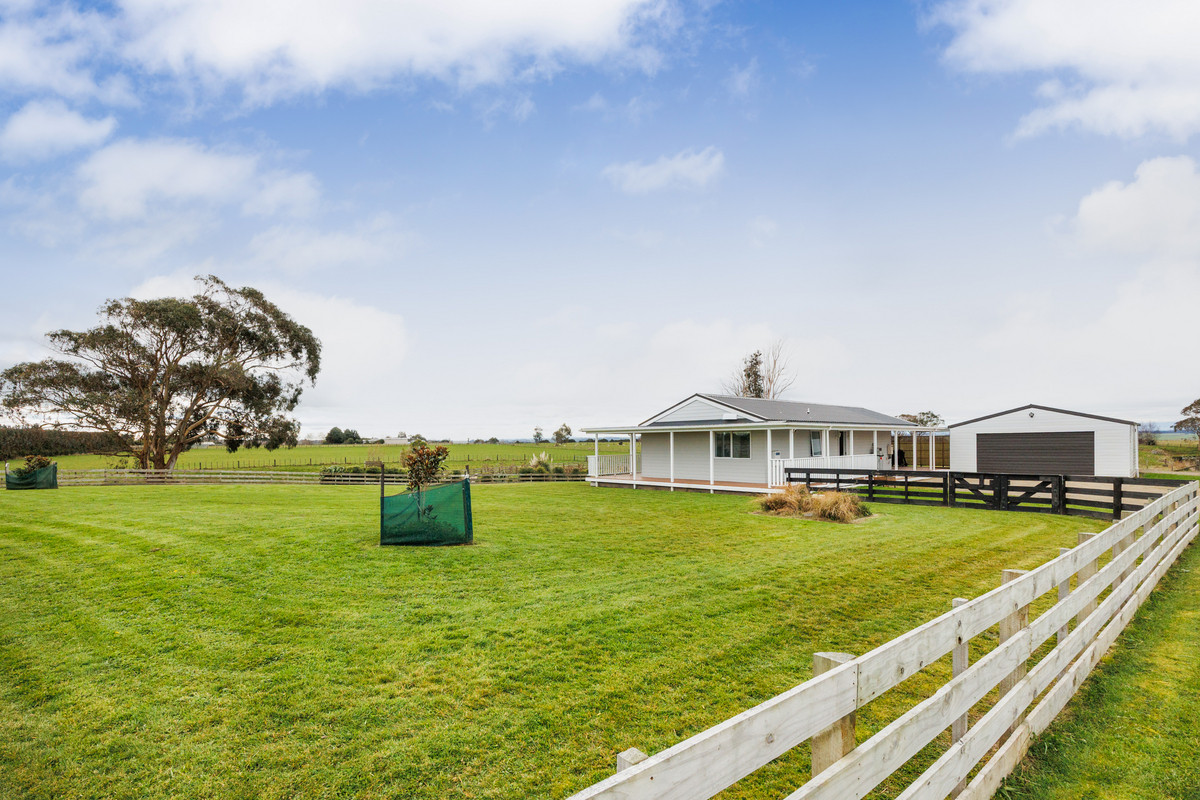 Small Acreage, Big Lifestyle!