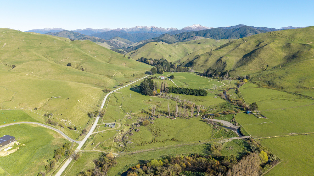 Streamside Lifestyle with Tararua Views