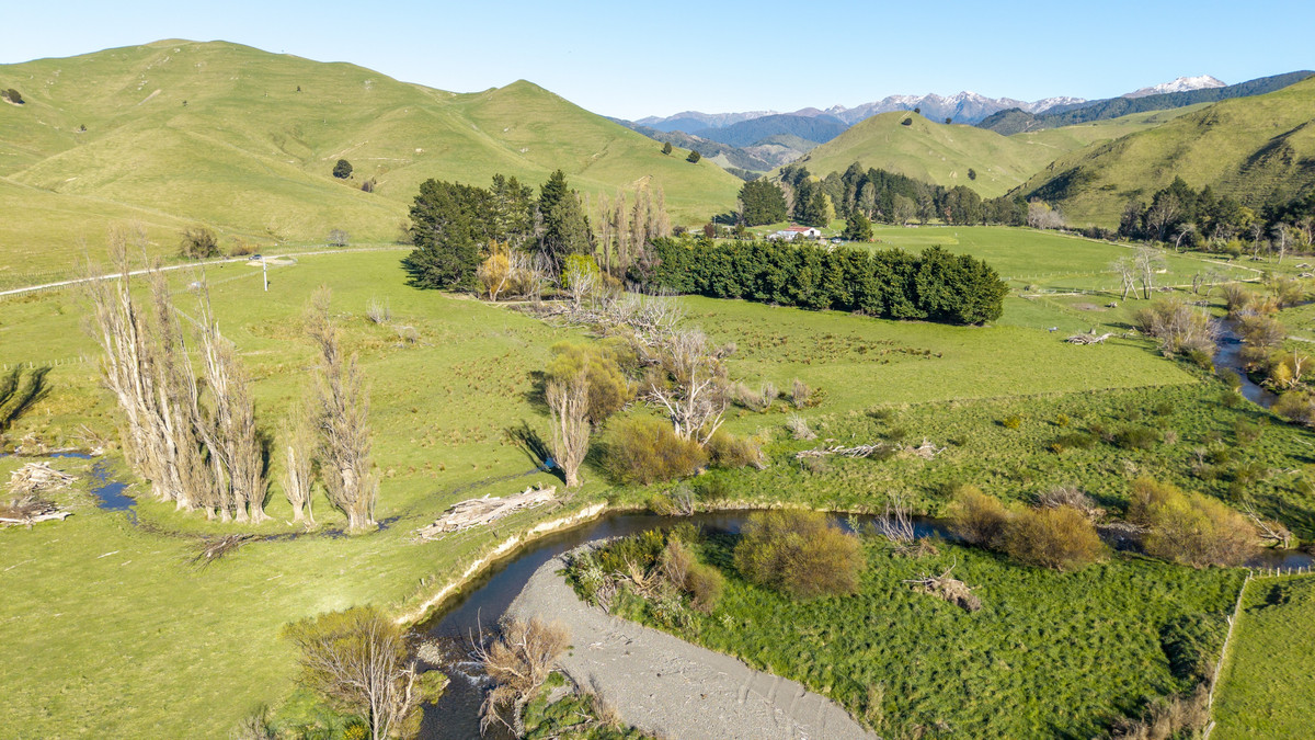 Streamside Lifestyle with Tararua Views